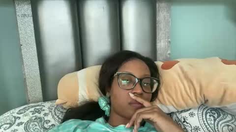 lunchboxgirl online show from April 19, 2:16 pm