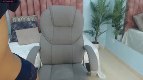 Snapshot of lunilove_ chatting on March 5, 8:27 pm Luni Love online show from March 5, 8:27 pm