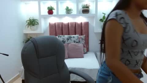 Snapshot of lunilove_ chatting on March 26, 7:19 pm Luni Love online show from March 26, 7:19 pm