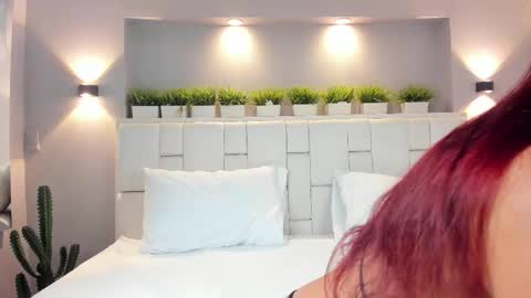 L U N N A online show from January 8, 4:15 am