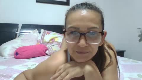 Snapshot of lupitavega_ chatting on September 10, 10:59 am Lupita online show from September 10, 10:59 am
