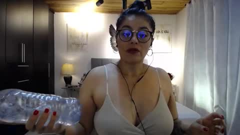 Snapshot of lust_mom chatting on March 10, 8:23 pm Angela 3 online show from March 10, 8:23 pm