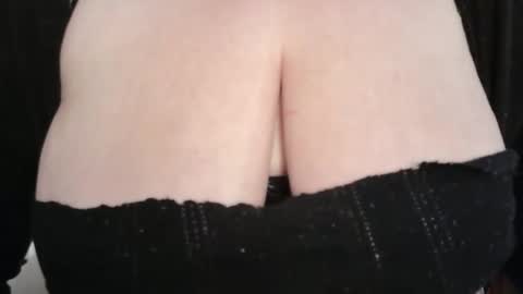 Snapshot of lustytits85 chatting on March 18, 1:14 pm lustytits85 online show from March 18, 1:14 pm
