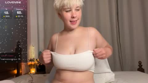 Snapshot of luuuviii chatting on March 30, 6:42 pm Sofa online show from March 30, 6:42 pm