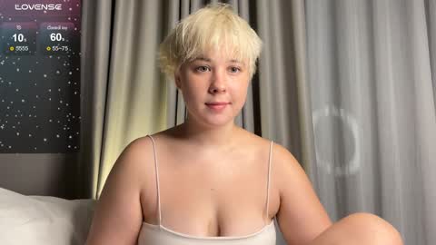 Snapshot of luuuviii chatting on April 5, 9:01 pm Sofa online show from April 5, 9:01 pm