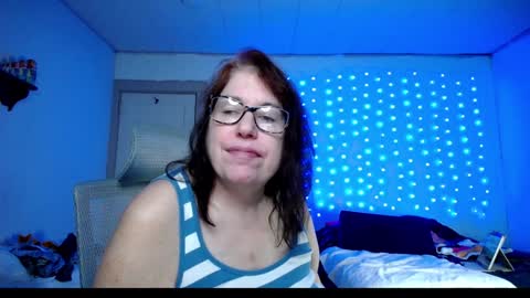 Snapshot of luvely_gurl chatting on December 4, 9:24 pm Shauna online show from December 4, 9:24 pm