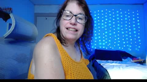 Snapshot of luvely_gurl chatting on December 8, 6:33 am Shauna online show from December 8, 6:33 am