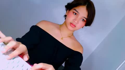 queen lux online show from December 3, 4:42 am