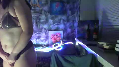 Snapshot of luxie_milady chatting on February 16, 8:22 pm Stefany online show from February 16, 8:22 pm