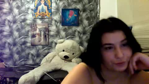 Snapshot of luxie_milady chatting on February 19, 11:25 pm Stefany online show from February 19, 11:25 pm