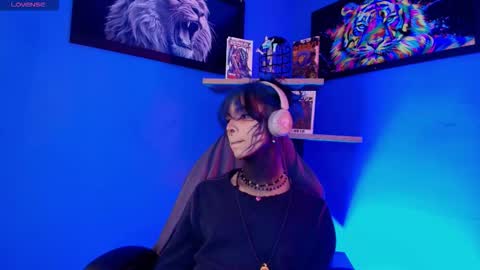 Snapshot of luxiel_ chatting on March 17, 10:35 pm Luxiel 3 online show from March 17, 10:35 pm