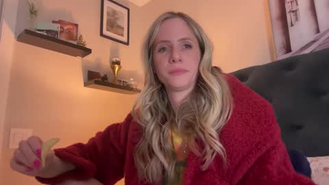 Snapshot of luxlovely111 chatting on February 25, 2:14 am Lucylux1 online show from February 25, 2:14 am