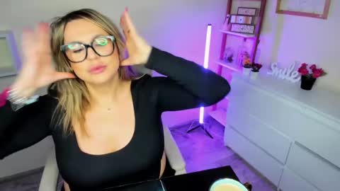 Snapshot of luxxx_diana chatting on February 22, 10:18 am Diana online show from February 22, 10:18 am