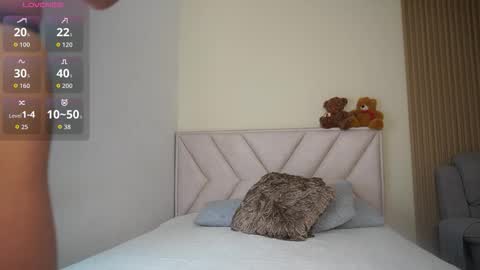 Snapshot of lya_aron_couple chatting on February 22, 3:43 pm lya_aron_couple online show from February 22, 3:43 pm