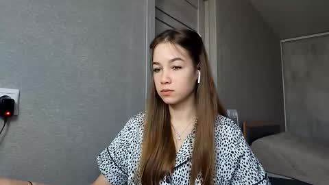 Mia online show from December 18, 1:33 am