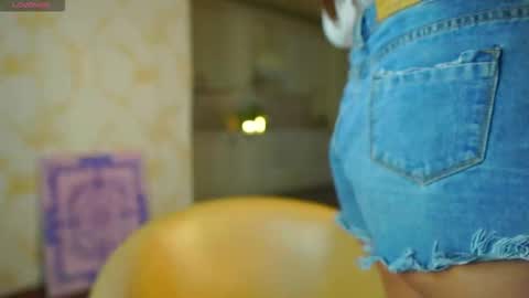 Snapshot of lyle_art chatting on March 18, 3:31 am hi im Lyle online show from March 18, 3:31 am