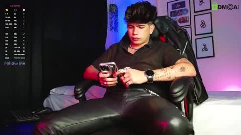 Snapshot of lylebennett_ chatting on January 10, 11:45 am Lyle Bennett Freelance Model online show from January 10, 11:45 am