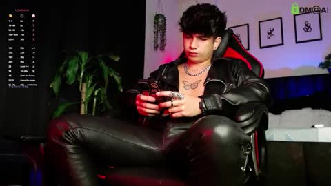 Snapshot of lylebennett_ chatting on February 9, 12:20 pm Lyle Bennett Freelance Model online show from February 9, 12:20 pm