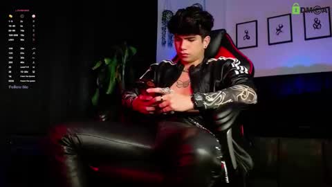 Snapshot of lylebennett_ chatting on February 13, 11:50 am Lyle Bennett Freelance Model online show from February 13, 11:50 am