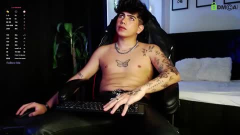 Snapshot of lylebennett_ chatting on March 1, 9:28 pm Lyle Bennett Freelance Model online show from March 1, 9:28 pm