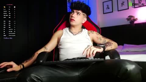 Snapshot of lylebennett_ chatting on April 6, 10:38 am Lyle Bennett Freelance Model online show from April 6, 10:38 am