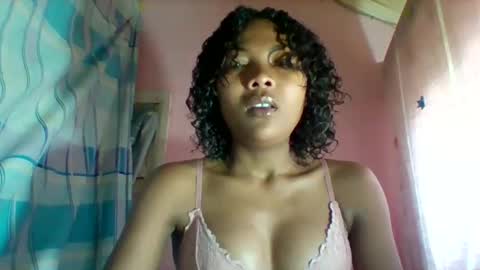 Snapshot of lyndah19 chatting on December 19, 9:49 am lyndah19 online show from December 19, 9:49 am