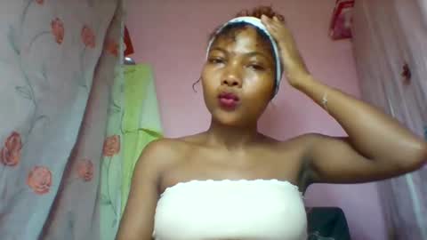 Snapshot of lyndah19 chatting on February 6, 7:39 pm lyndah19 online show from February 6, 7:39 pm