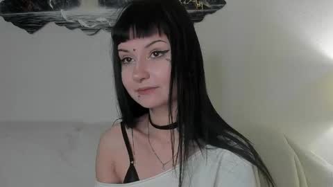 Mia online show from April 28, 7:46 am