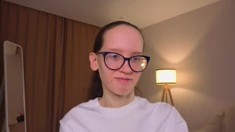 Snapshot of lynettebails chatting on March 19, 4:11 pm Sara online show from March 19, 4:11 pm