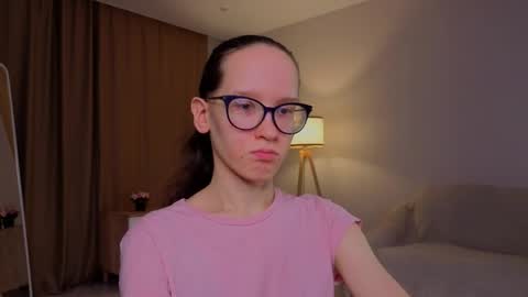 Snapshot of lynettebails chatting on April 2, 4:04 pm Sara online show from April 2, 4:04 pm