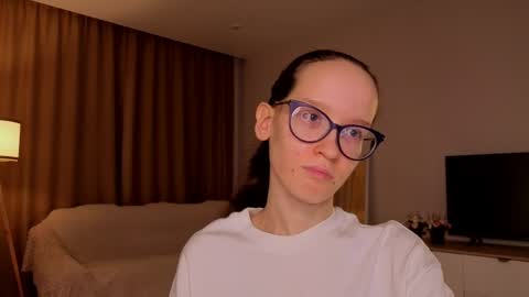 Snapshot of lynettebails chatting on April 4, 4:04 pm Sara online show from April 4, 4:04 pm