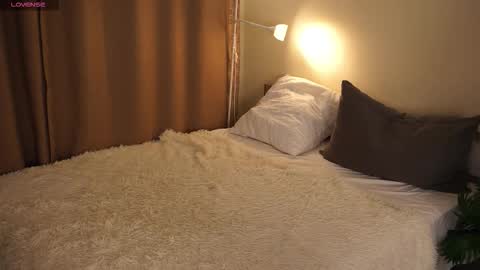 Lola online show from February 25, 5:00 pm