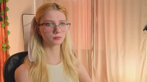 catch me on tue 10am-5pm wed 3am-10am fri 3am-5pm sat 10am-5pm sun 10am-5pm online show from April 1, 8:59 am