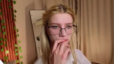 Snapshot of m1aforever chatting on April 9, 4:56 pm catch me on tue 10am-5pm wed 3am-10am fri 3am-5pm sat 10am-5pm sun 10am-5pm online show from April 9, 4:56 pm