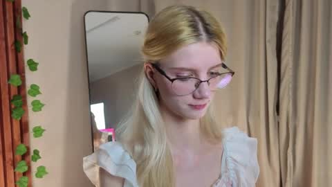 Snapshot of m1aforever chatting on April 13, 5:18 pm catch me on tue 10am-5pm wed 3am-10am fri 3am-5pm sat 10am-5pm sun 10am-5pm online show from April 13, 5:18 pm