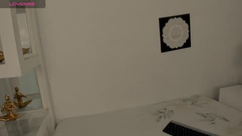 Snapshot of m1lk_choc chatting on December 22, 3:42 pm Mila online show from December 22, 3:42 pm