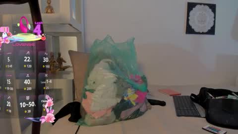 Snapshot of m1lk_choc chatting on January 15, 6:22 pm Mila online show from January 15, 6:22 pm