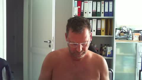 Snapshot of macfly67 chatting on June 1, 4:58 am macfly67 online show from June 1, 4:58 am