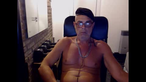 MACHO BUSCADOR online show from October 10, 3:49 am