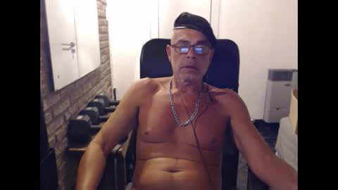 MACHO BUSCADOR online show from October 11, 2:55 am