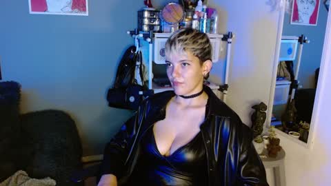 Snapshot of mackenziemoon chatting on February 7, 2:08 am Noah Askew online show from February 7, 2:08 am
