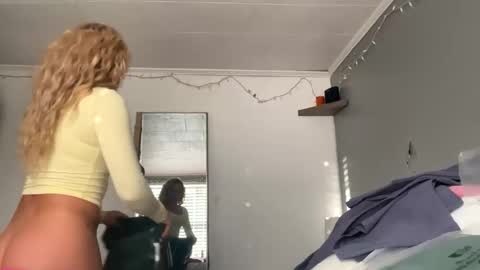 Snapshot of macyxaldy chatting on February 28, 10:17 pm macyxaldy online show from February 28, 10:17 pm