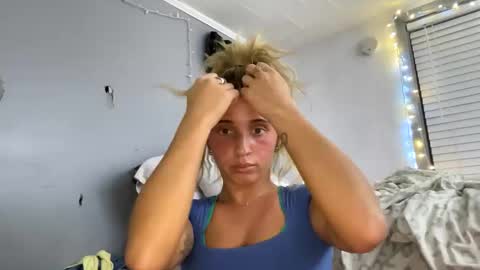 Snapshot of macyxaldy chatting on March 5, 3:29 am macyxaldy online show from March 5, 3:29 am