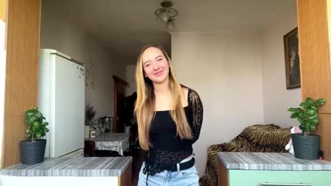 Snapshot of madalyneaks chatting on March 27, 8:26 am Lilo online show from March 27, 8:26 am