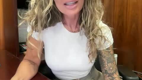 Snapshot of madame_andi chatting on June 11, 11:52 am madame_andi online show from June 11, 11:52 am