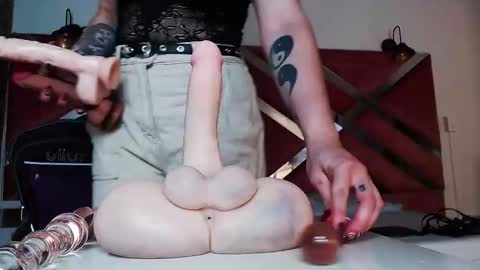 Snapshot of madame_ibby chatting on February 13, 1:29 pm madame ibby online show from February 13, 1:29 pm