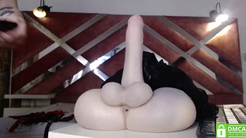 Snapshot of madame_ibby chatting on February 18, 12:56 pm madame ibby online show from February 18, 12:56 pm