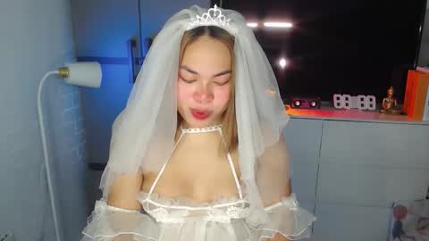 Snapshot of madame_ivy chatting on March 19, 5:33 am Ivy online show from March 19, 5:33 am