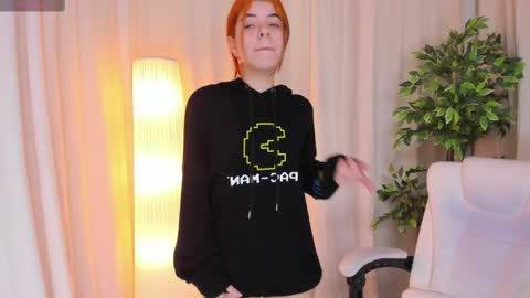 Maddy Please help me with your thumbs up its important online show from February 27, 7:44 am