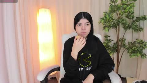 Maddy Please help me with your thumbs up its important online show from March 7, 4:24 am